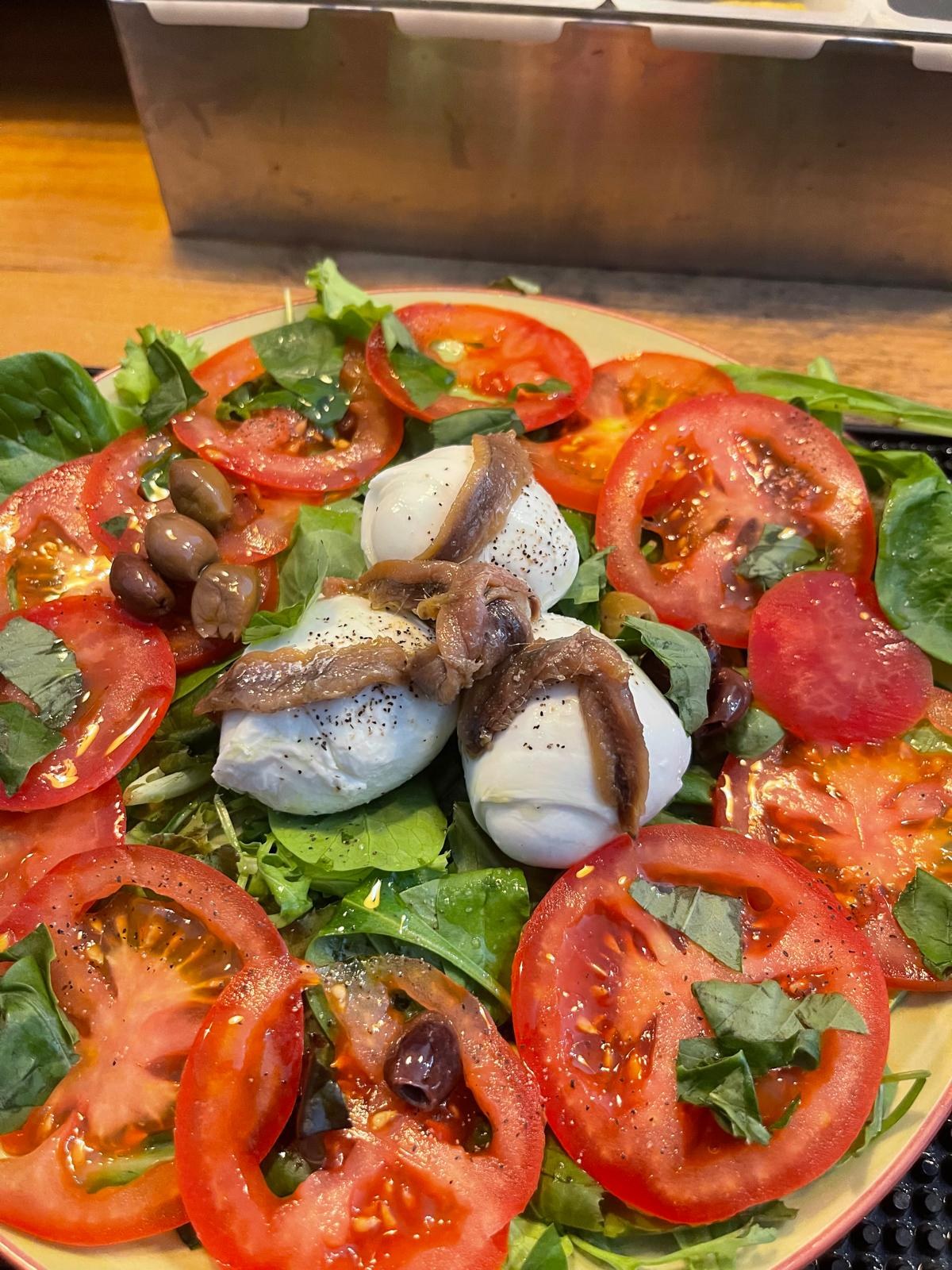 Insalata fresca del salad bar a Milano